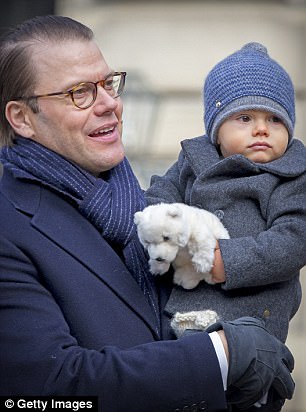 CASA REAL DE SUECIA - Página 27 3E3328B300000578-4306160-The_toddler_was_seen_clinging_on_to_a_polar_bear_toy_as_he_was_c-a-21_1489349794965