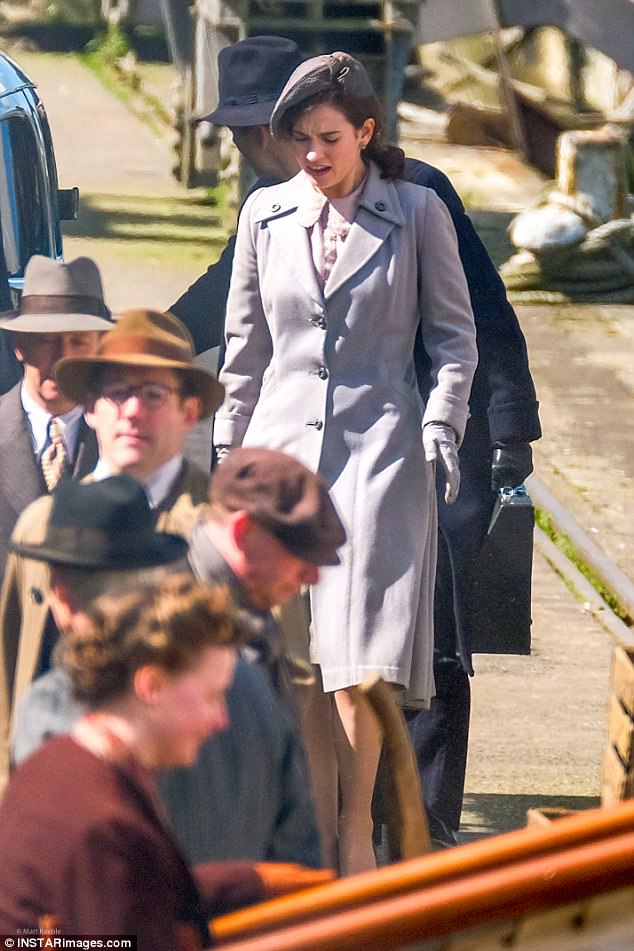 The Guernsey Literary & Potato Peel Pie Society de Mike Newell - Page 2 3F97C4C500000578-4444250-Coordinated_Dressed_in_a_cute_grey_beret_and_long_overcoat_she_e-a-52_1493134908886