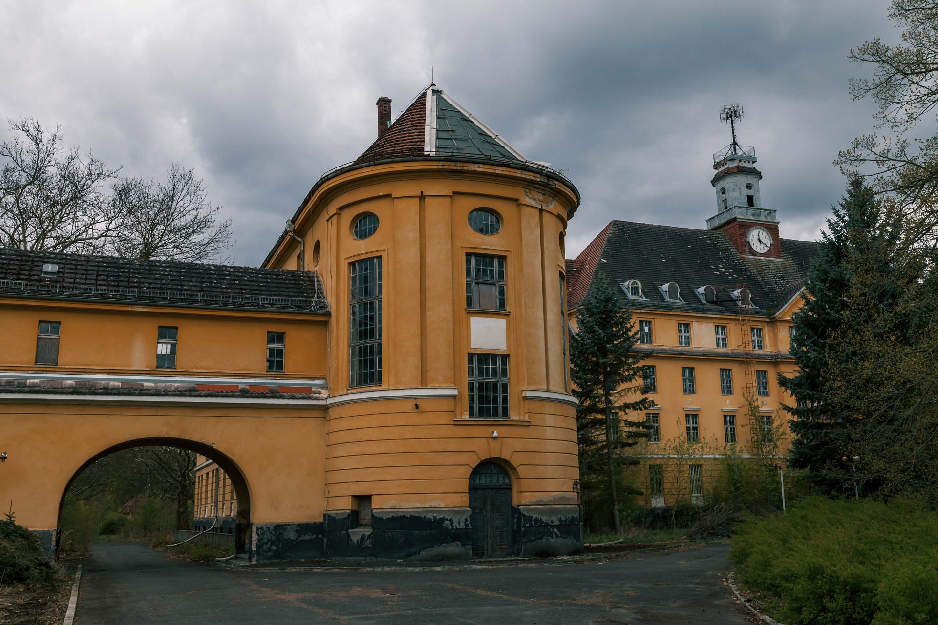 Wünsdorf, base soviética abandonada en Alemania  402FFA8300000578-0-image-a-39_1494504207187