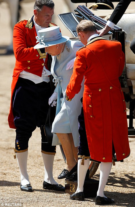 CASA REAL BRITÁNICA - Página 52 417D267D00000578-4612948-Queen_Elizabeth_was_helped_out_of_her_carriage_by_footmen_left_-a-119_1497697615635