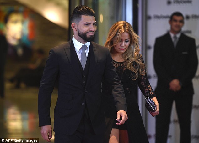 LA BODA DE LEO MESSI Y ANTONELLA ROCCUZZO  30/06/2017 - Página 4 41ECD2D800000578-4656042-image-a-61_1498866579579