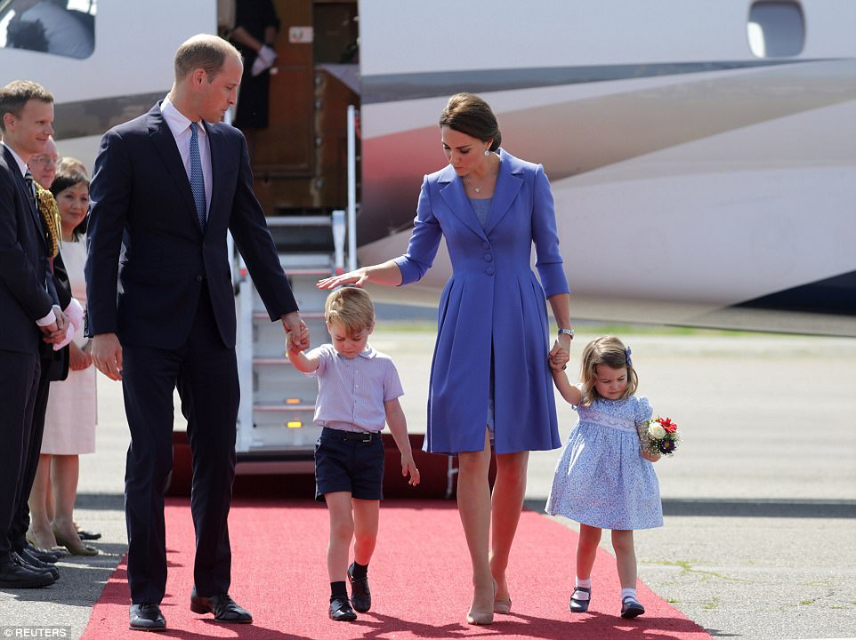 VISITA OFICIAL DE WILLIAM Y KATE A POLONIA Y ALEMANIA.  - Página 10 427B147500000578-4709824-image-a-134_1500460247628