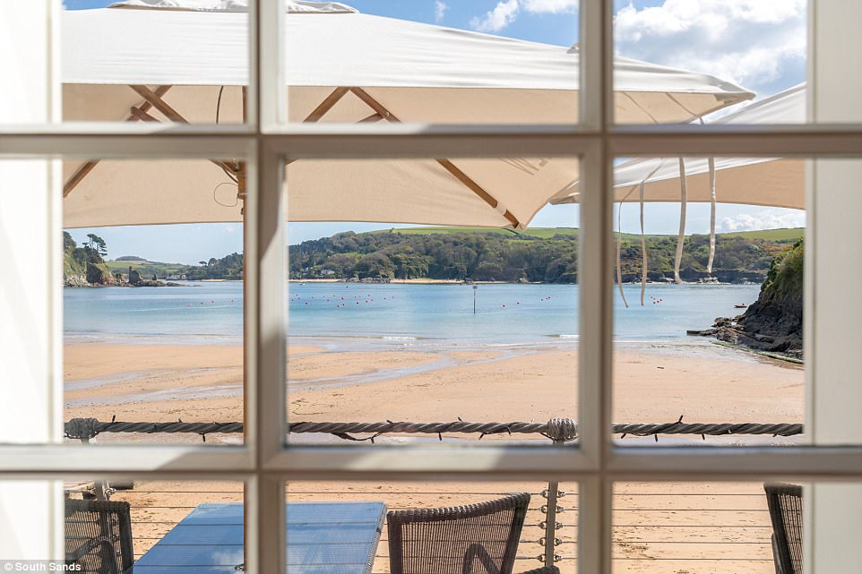 Are these the best tables in Britain? The most stunning restaurant views in the country revealed (from dramatic cityscapes to awe-inspiring Highland mountains)  430D512B00000578-4768316-image-a-199_1502120622462