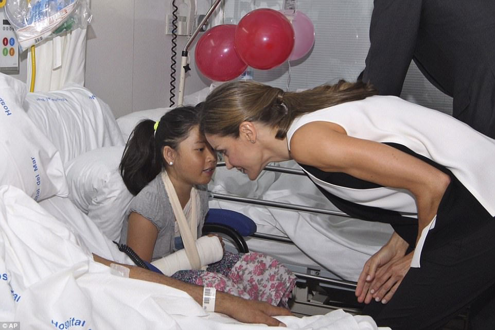 LETIZIA, LA GRAN AUSENTE EN EL HOMENAJE A LAS VÍCTIMAS EN BARCELONA - Página 2 435FF77D00000578-4804962-image-a-91_1503148012302