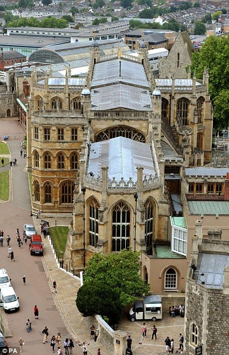 COMPROMISO DEL PRÍNCIPE HARRY CON MEGHAN MARKLE - Página 3 46C496AB00000578-5124891-The_view_from_the_top_of_the_Round_Tower_at_Windsor_Castle_looki-a-61_1511884600095