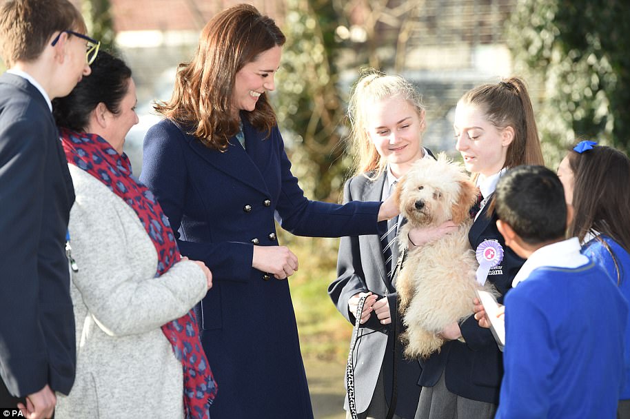 CASA REAL BRITÁNICA - Página 26 47FA988B00000578-5253707-Animal_lover_Kate_who_has_a_Cocker_Spaniel_called_Lupo_and_a_ham-a-140_1515591964848