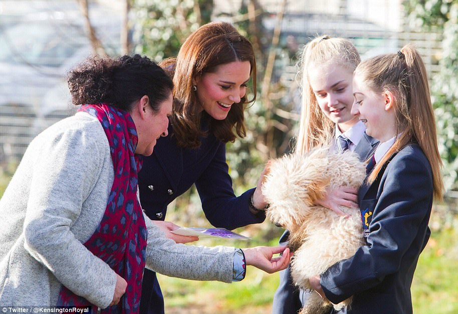 CASA REAL BRITÁNICA - Página 26 47FAA04500000578-5253707-The_Duchess_looked_delighted_to_meet_puppy_Bear_at_the_School_Fa-a-139_1515591951881