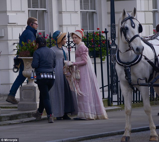 Vanity Fair, une nouvelle adaptation (ITV / Amazon) 489350D900000578-0-Stepping_out_in_front_of_the_camera_the_beauty_was_clad_in_a_dem-a-14_1516909830047