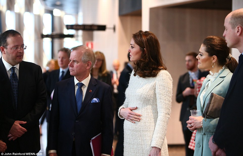 VISITA OFICIAL DE WILLIAM Y KATE A SUECIA Y NORUEGA - Página 6 48C22B0700000578-5333881-Earlier_at_the_Karolinska_Institutet_the_Duchess_removed_her_coa-a-82_1517405679595