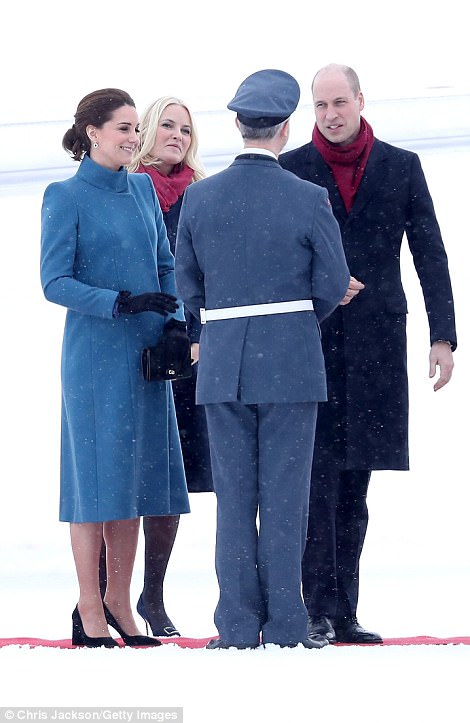 VISITA OFICIAL DE WILLIAM Y KATE A SUECIA Y NORUEGA - Página 9 48CA3A7500000578-5338761-image-m-108_1517485603718