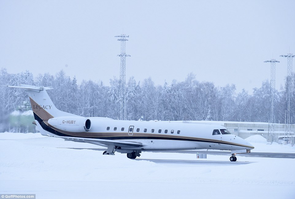 VISITA OFICIAL DE WILLIAM Y KATE A SUECIA Y NORUEGA - Página 8 48CA1C1F00000578-5338761-Snow_surrounds_the_royals_private_jet_at_Oslo_s_Gardermoen_Airpo-m-126_1517486688609