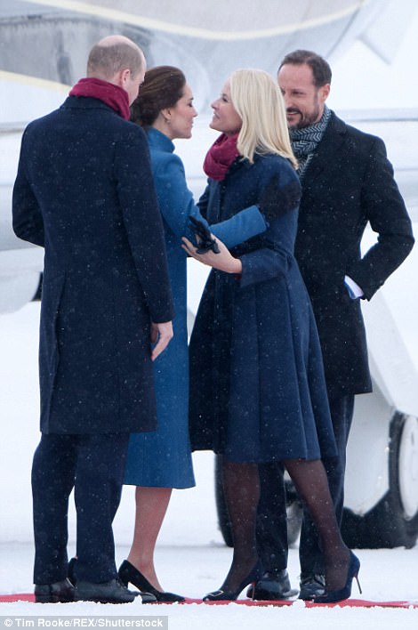 VISITA OFICIAL DE WILLIAM Y KATE A SUECIA Y NORUEGA - Página 9 48CA52A100000578-5338761-image-m-133_1517486882647