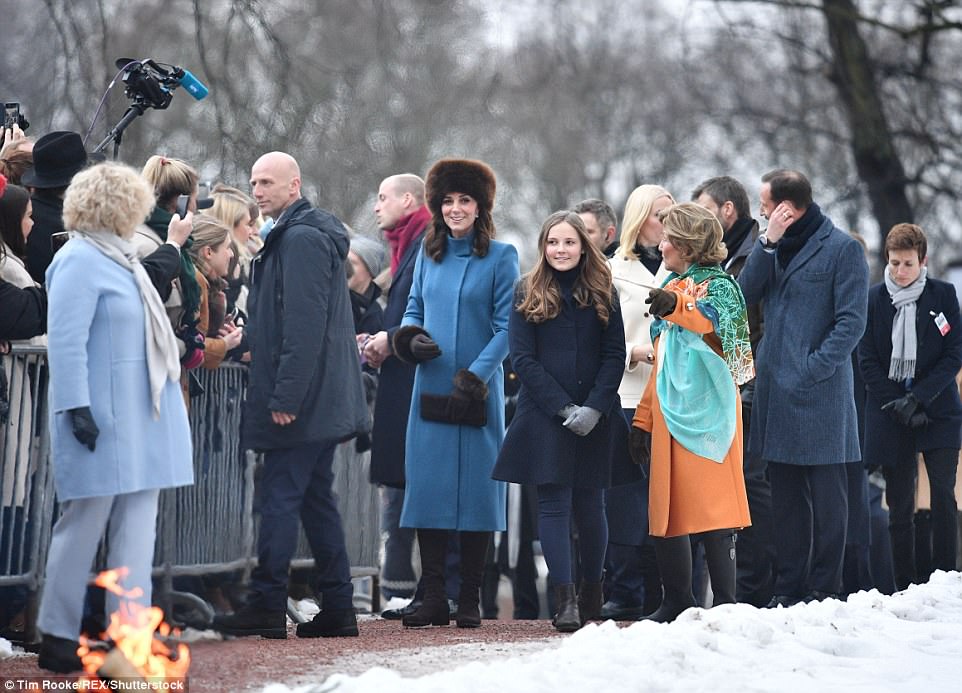 VISITA OFICIAL DE WILLIAM Y KATE A SUECIA Y NORUEGA - Página 9 48CB11FE00000578-5338761-image-m-220_1517497376809