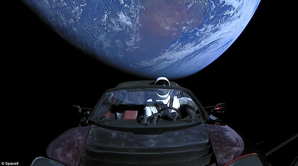 2 - Die Erde, in der wir leben und der Raum, der die Welt ist - Seite 50 48F51E3B00000578-5361789-Soon_after_the_launch_Elon_Musk_tweeted_a_live_feed_of_the_car_a-a-8_1517995457155