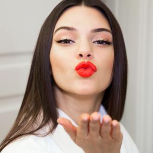 www.Formspring.me/BitchyV Kendall-jenner-pour-estee-lauder_0