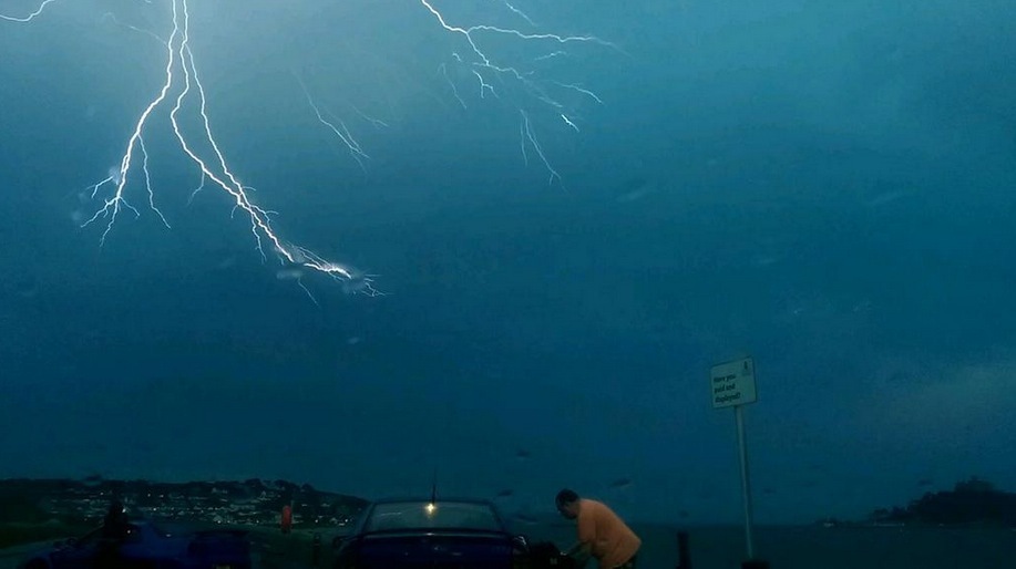 Thunder & Lightning Erupt Over Britain But Heatwave Warnings Remain In Place (PICTURES) Slide_358643_3985995_free