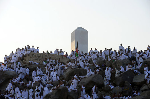 في يوم الحج الأعظم.. صعيد عرفات يكتسي باللون الأبيض ويعج بدعاء مليوني مسلم Slide_453666_6084134_compressed
