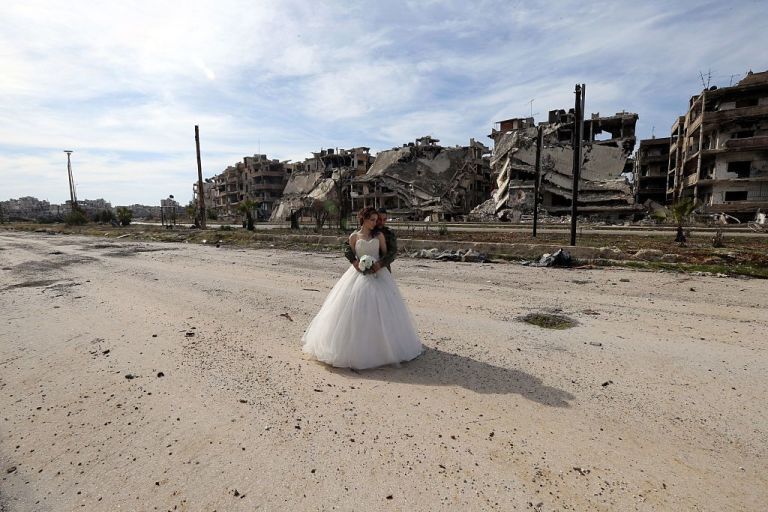 زوجان سوريان يلتقطان صور زفافهما في أطلال مدينة حمص Slide_476896_6519816_free