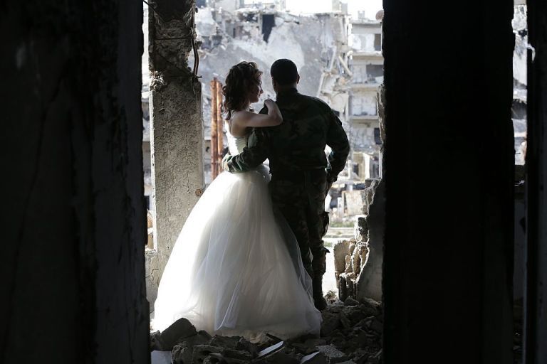 زوجان سوريان يلتقطان صور زفافهما في أطلال مدينة حمص Slide_476896_6519828_free