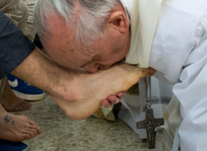 Le Pape François est parmi les personnes plus influentes de la planète, selon le Time. S-PAPE-FRANCOIS-BAISER-PIED-large300