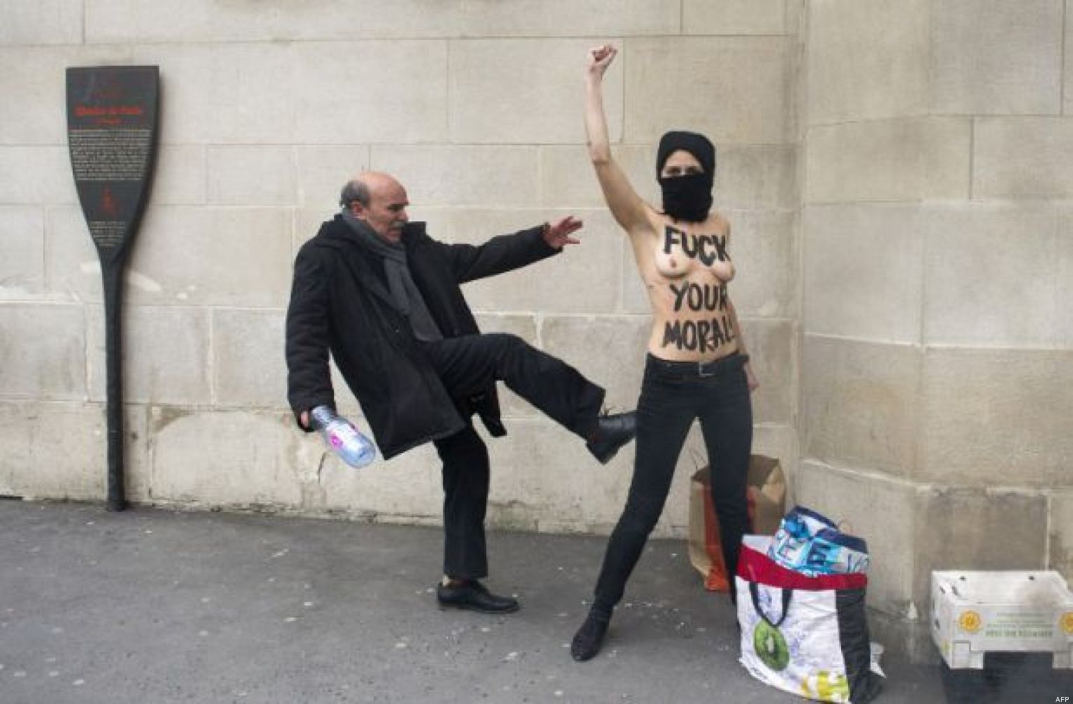 No se sostienen los clavos en la crucifixión de Cañete. O-FEMEN-facebook