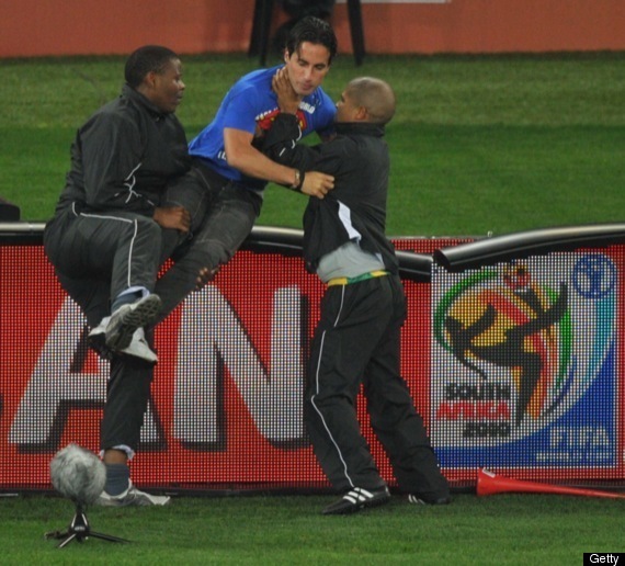 Mario Ferri italiani i fundit që doli nga Botërorit 2010‏ FAN-RUNS-FIELD-WORLD-CUP-SPAIN-GERMANY