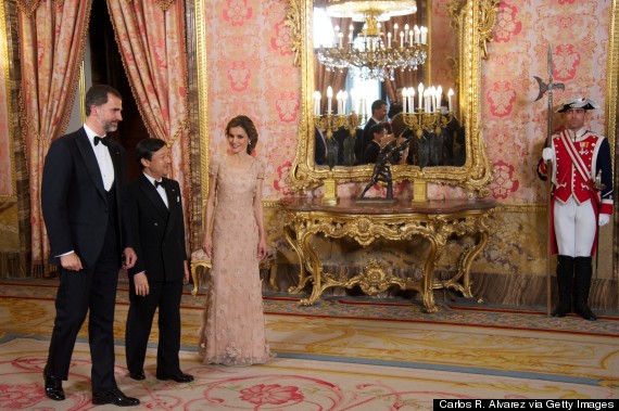 AGENDA PERSONAL DE LA PRINCESA LETIZIA - Página 58 O-LETIZIA-GOWN-570