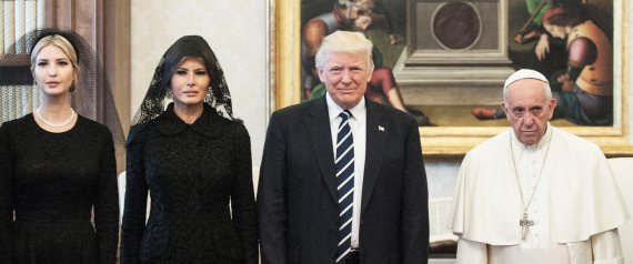 هل كانت زوجة ترامب وابنته ملزمتين بارتداء الحجاب في مقابلة بابا الفاتيكان؟ N-MELANIA-TRUMP-VATICAN-large570