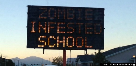 Banque d'images - Page 10 O-ZOMBIE-INFESTED-SCHOOL-SIGN-570