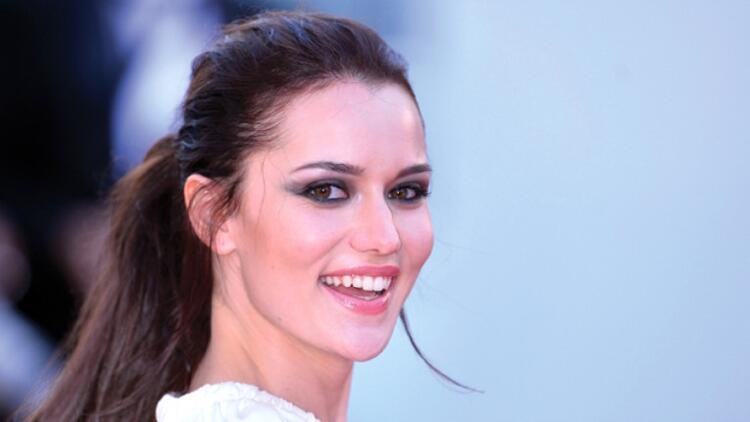 Fahriye Evcen 5b9f48b8c03c0d031c3fd7fb