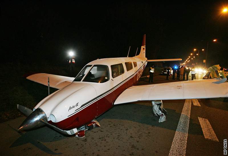 Piper Archer pe autostrada de langa Brno ABR37261d_211140_9992978