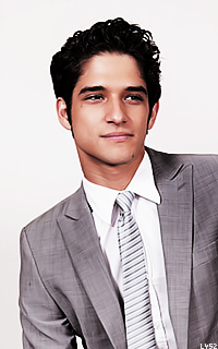 Tyler Posey 01596qBw