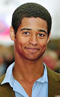 Alfred Enoch  1bAg9AT8