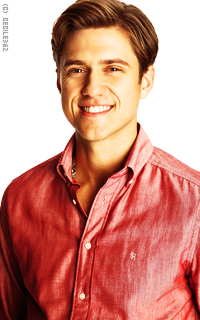 Aaron Tveit 3ggWZ3TQ