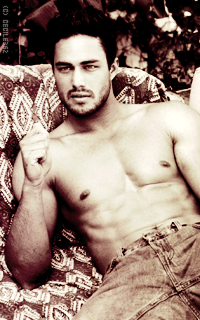 Taylor Kinney 4yYCOCVk