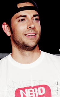 Zachary Levi 6J493Leu