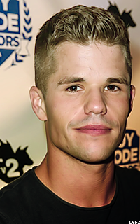 Charlie Carver 9D7qwNDg