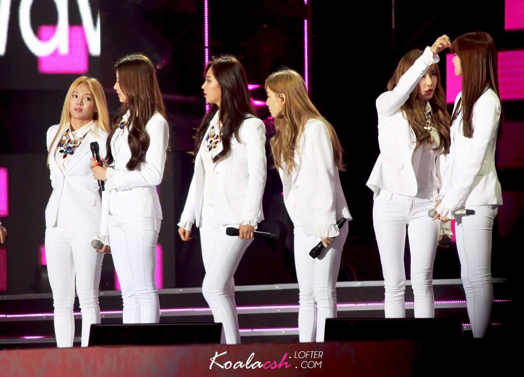 [PIC][24-10-2014]SNSD khởi hành đi Trung Quốc để biểu diễn tại "MBC Korean Music Wave in Beijing 2014" vào chiều nay - Page 3 9zku1cyO