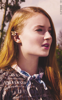 Sophie Turner B07waiid