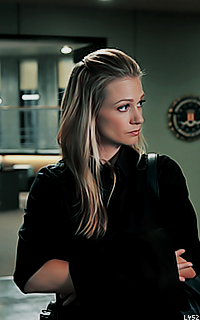 AJ Cook B5qaKzIS