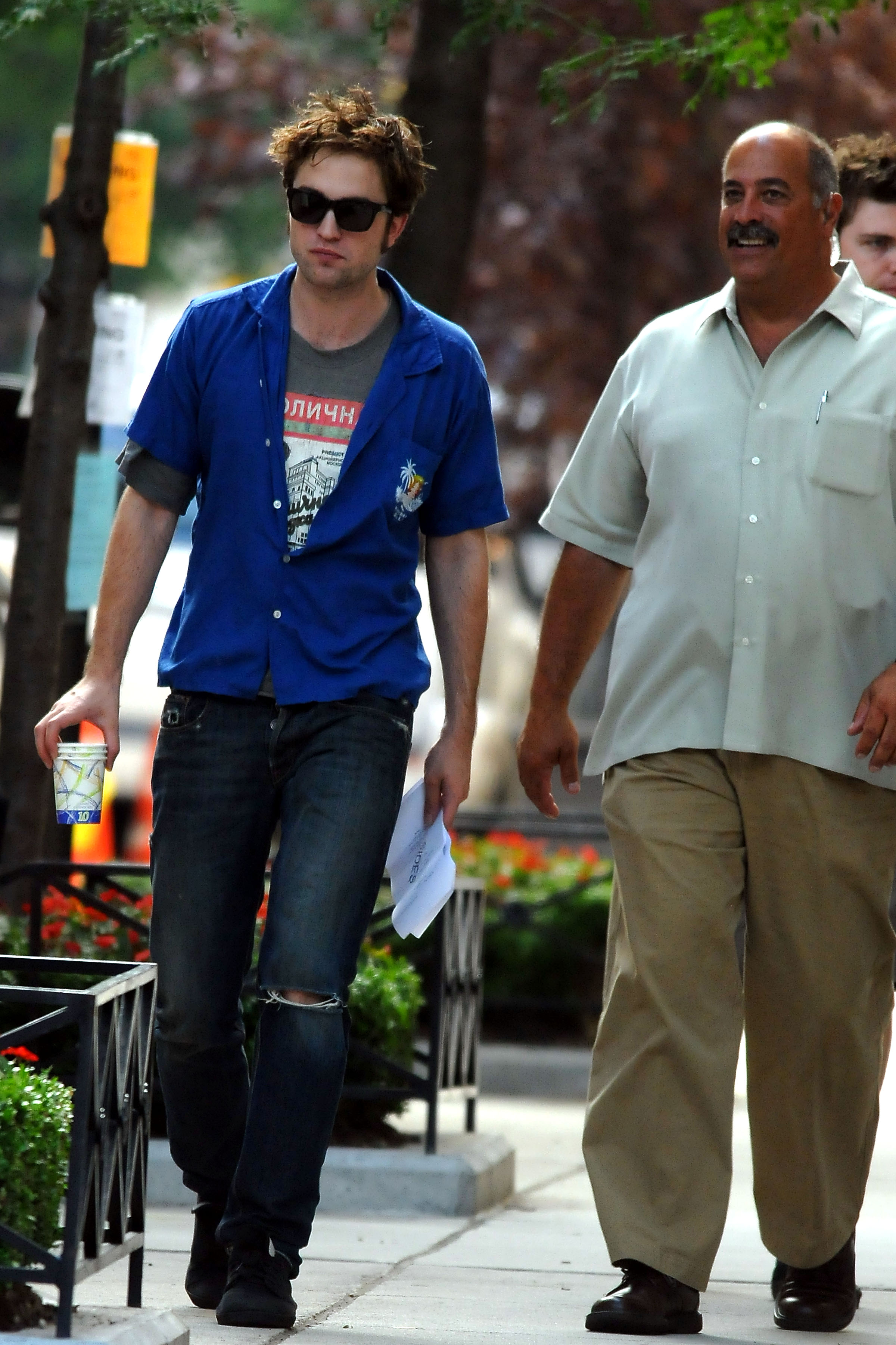 20 Julio - Nuevas/Antiguas Fotos De Rob En El Set De Remember Me!!! (HQ) BNOOihgK