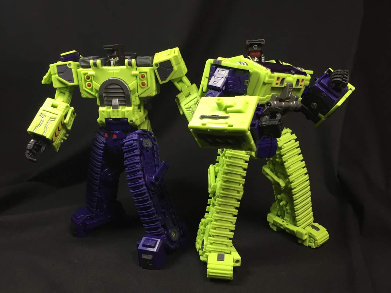 [Toyworld] Produit Tiers - Jouet TW-C Constructor aka Devastator/Dévastateur (Version vert G1 et jaune G2) - Page 3 CqICVvVZ