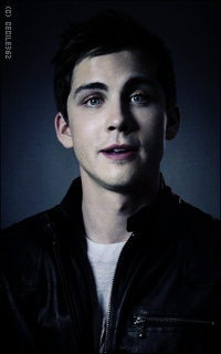 Logan Lerman EFDwRTa9