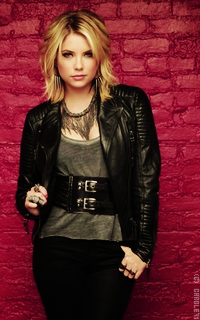 Ashley Benson GLzS7EdF