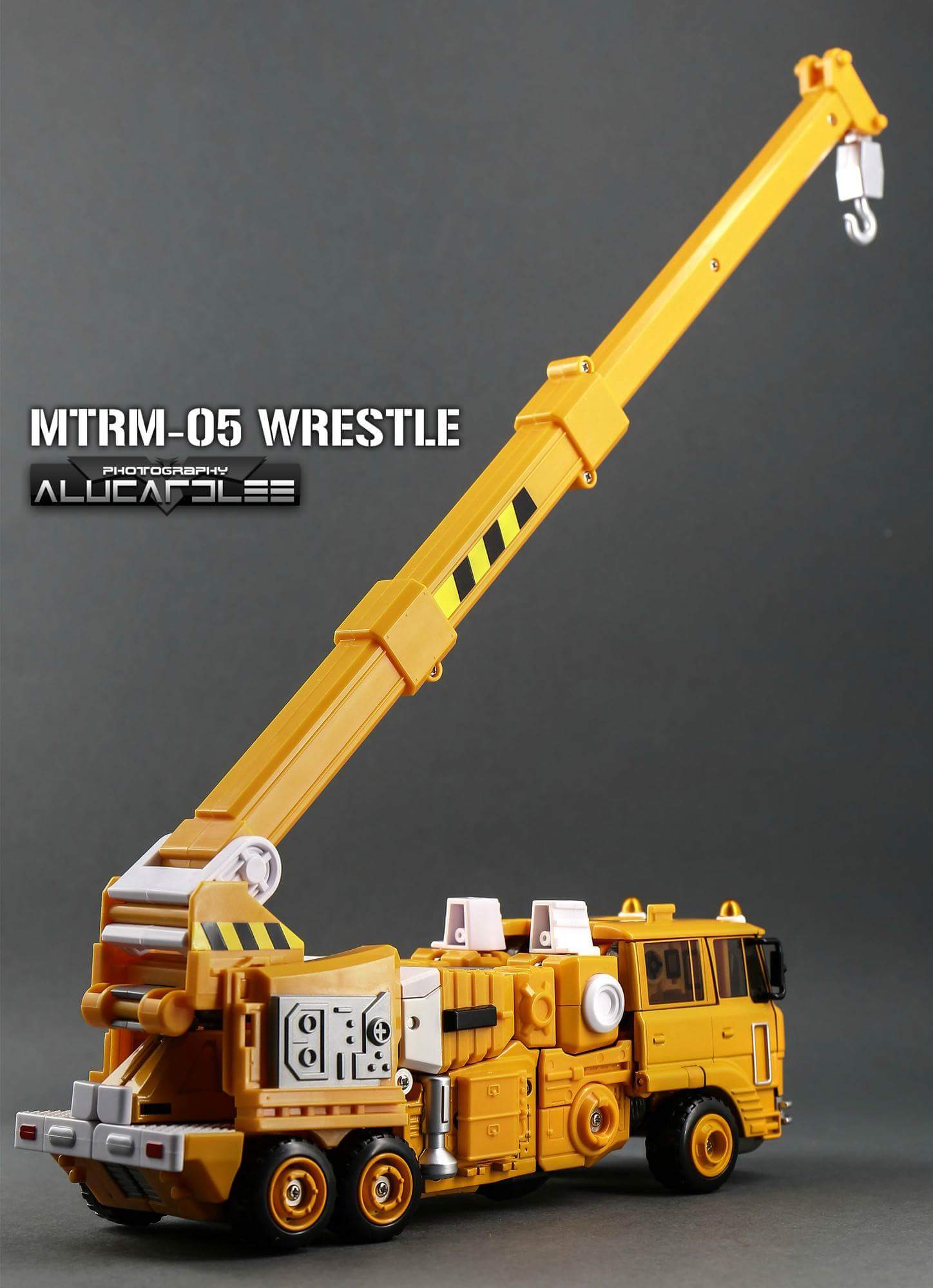 [Masterpiece Tiers] MAKETOYS MTRM-05 WRESTLE aka GRAPPLE - Sortie Debut 2016 - Page 4 GcloHLMo