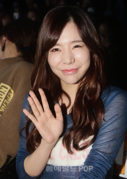 [PIC][16-10-2015]Sunny tham dự "Hera Seoul Fashion Week 2016SS 'CRES. E DIM'" vào chiều nay H2wJ0cvI