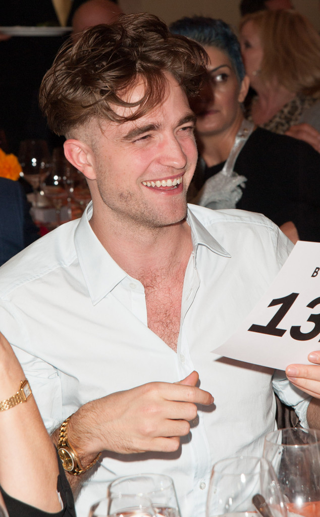 15 Noviembre - Robert Pattinson 'hizo una oferta de $ 6,000 en la Subasta de Caridad!!!! IVWobUdC