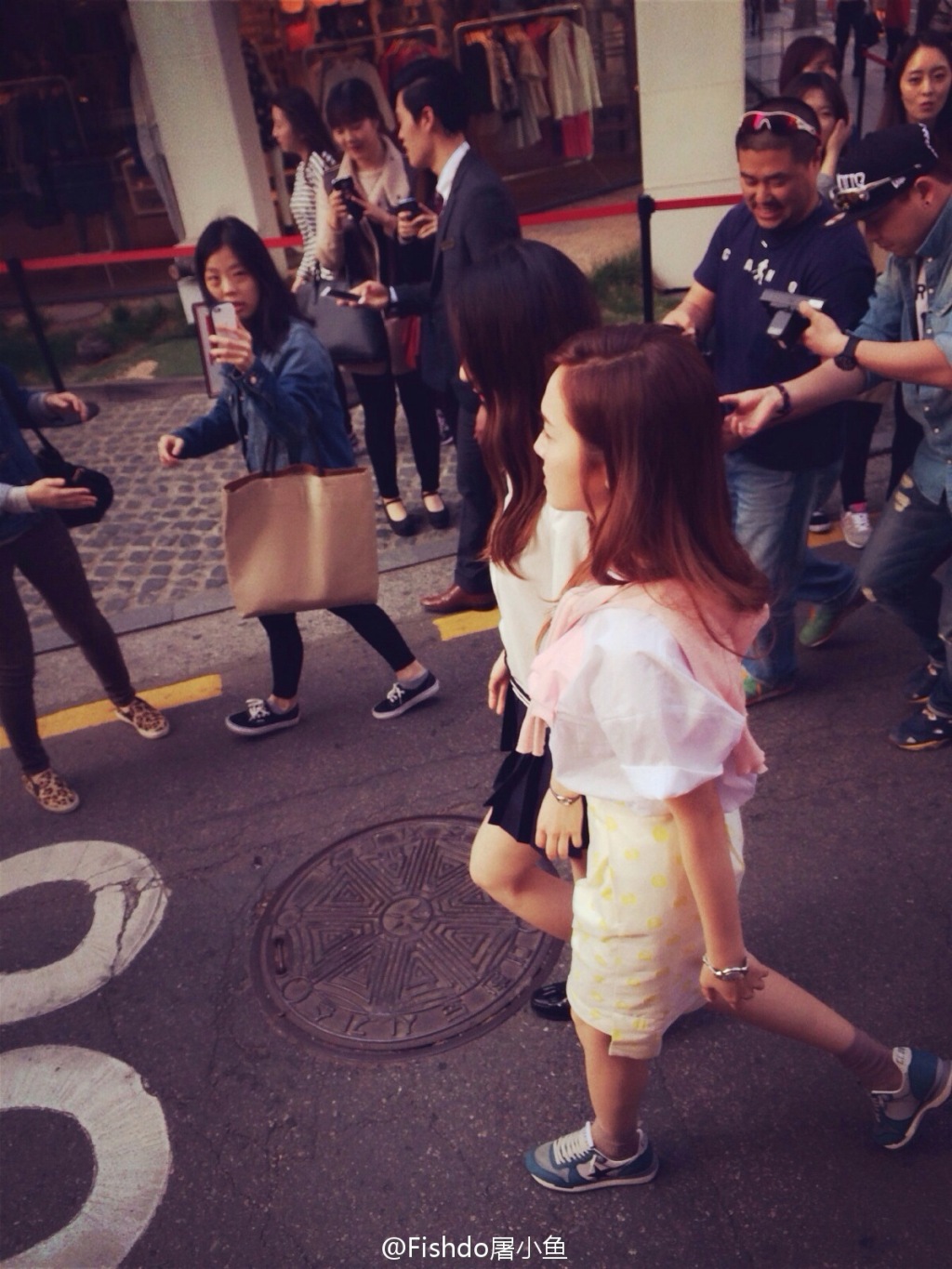 {140401} Jessica y Krystal filmando "Cover Girl" en Shinsadong KQoR5L6j