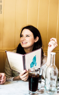 Katie Lowes KgWxYvKY