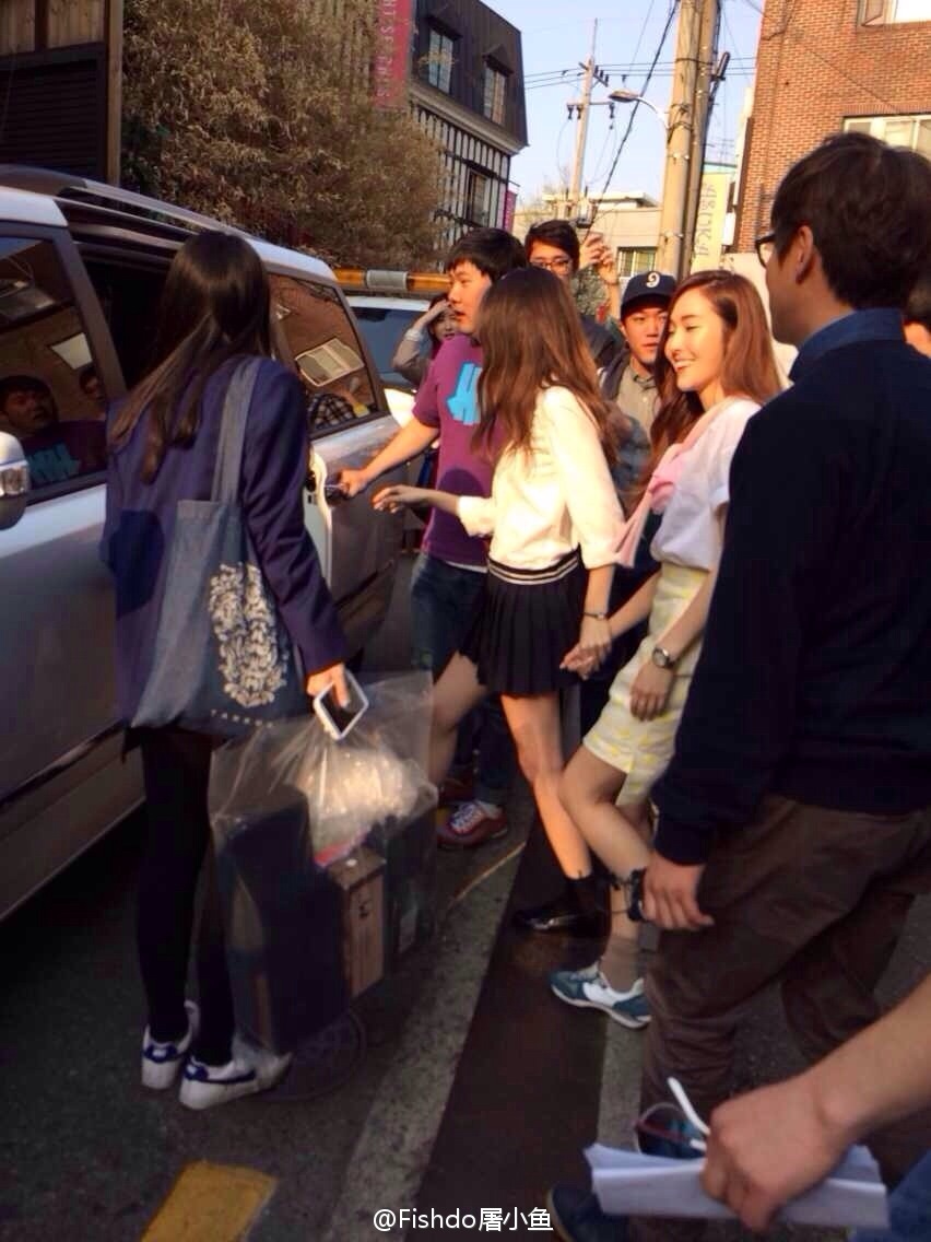 {140401} Jessica y Krystal filmando "Cover Girl" en Shinsadong KsfCvtOo